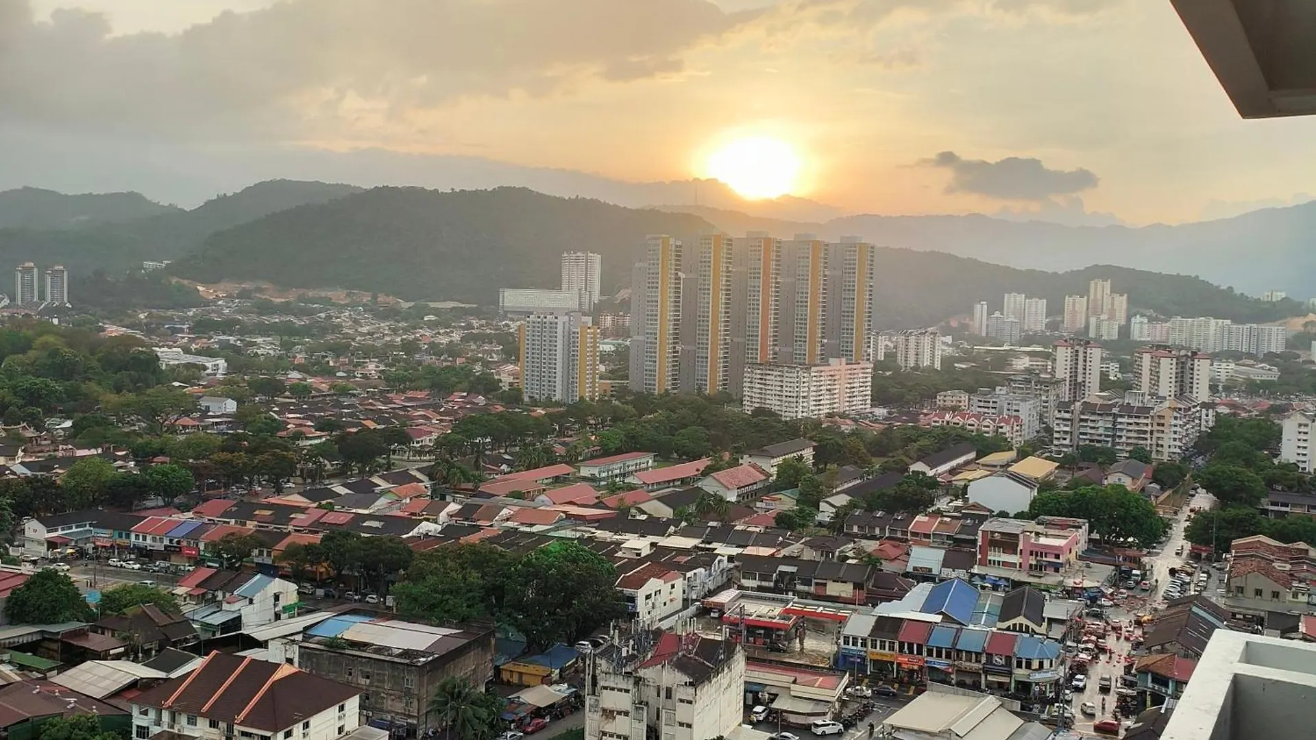 New 2Br Or 3Br Homey Getaway Stay 7 To 10 Pax At Urban Suites, Georgetown By Urban Staycation Lod Jelutong Apartment