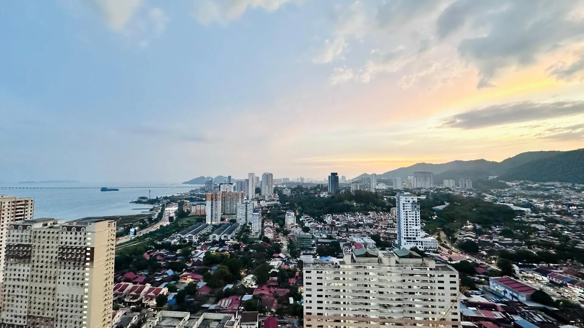 New 2Br Or 3Br Homey Getaway Stay 7 To 10 Pax At Urban Suites, Georgetown By Urban Staycation Lod Jelutong