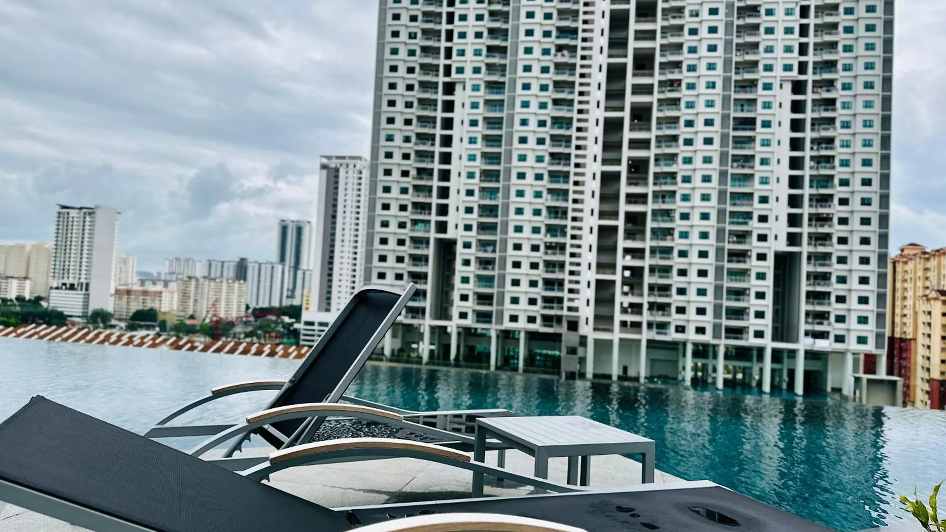 New 2Br Or 3Br Homey Getaway Stay 7 To 10 Pax At Urban Suites, Georgetown By Urban Staycation Lod Jelutong