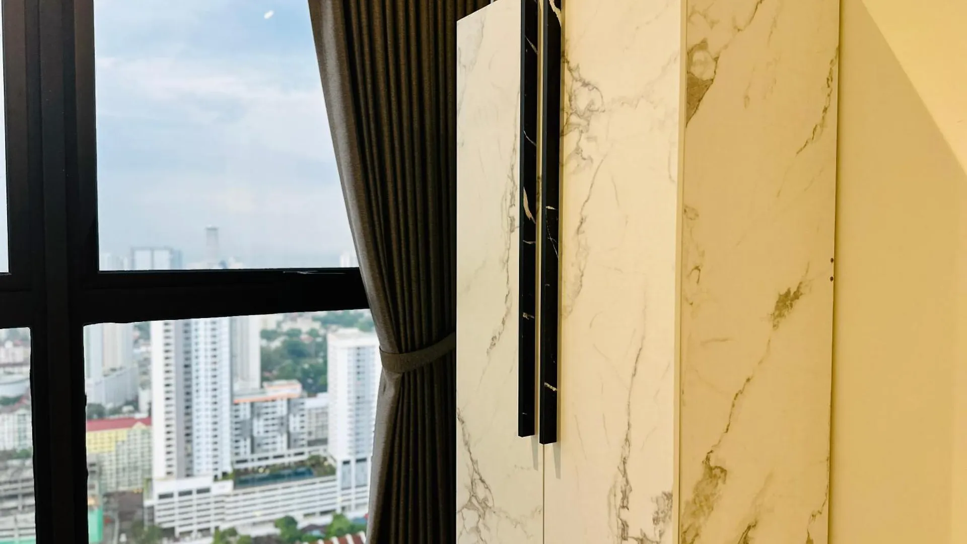 Apartment New 2Br Or 3Br Homey Getaway Stay 7 To 10 Pax At Urban Suites, Georgetown By Urban Staycation Lod Jelutong